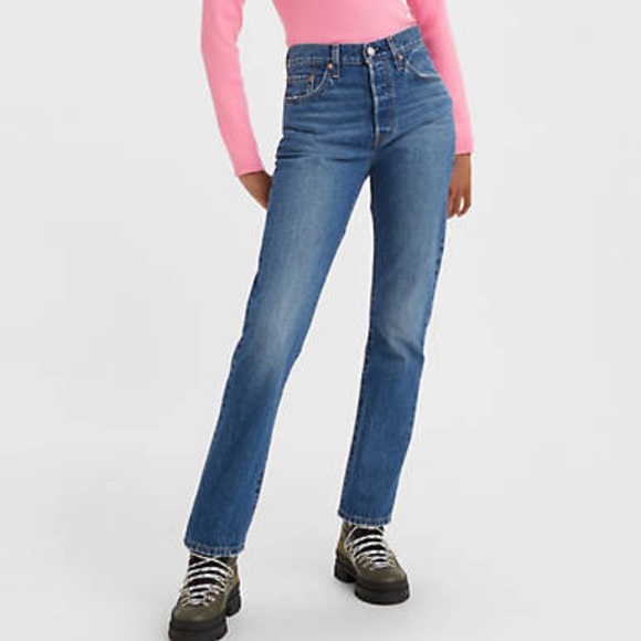 Levi’s 501 Original Fit Women’s Jeans in Medium Wash - Picture 9 of 11